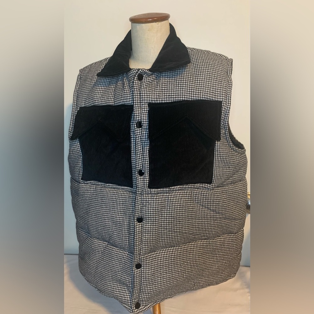 MENS, Black and White Houndstooth mid weight Puffer, sleeveless jacket Vest.
XL